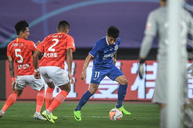 杨瀚森14+10+8青岛险胜广厦 胡金秋空砍32分