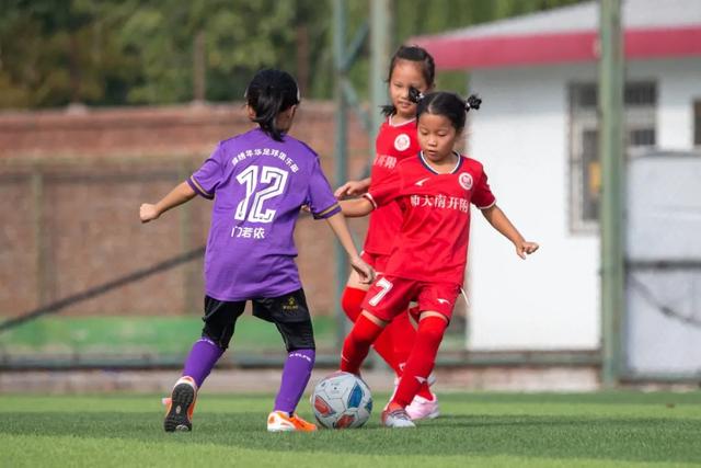 高诗岩17+9山东险胜新疆 齐麟17分李炎哲15分